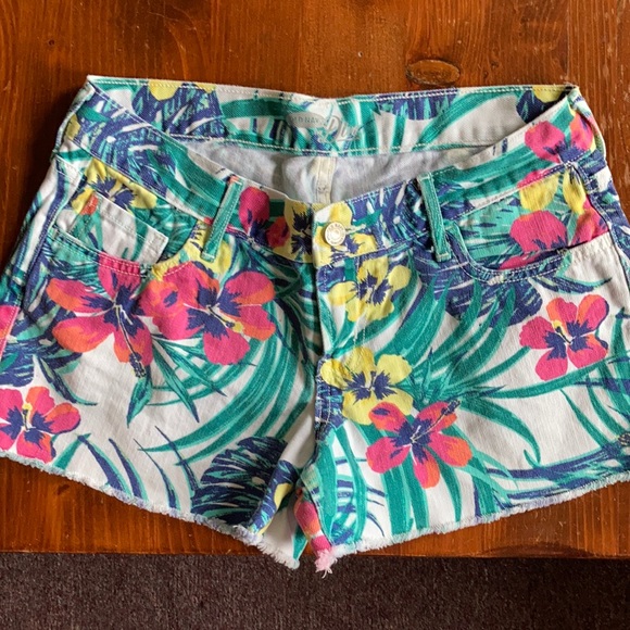 Old Navy Pants - Floral woman’s Old navy jean shorts size 2